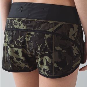 Lululemon Speed Shorts *pop cut fatigue green/blk